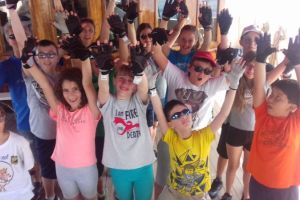 mare 24 mani alzate.jpg